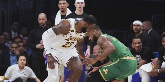  詹姆斯准三双助湖人险胜雷霆迎连胜  